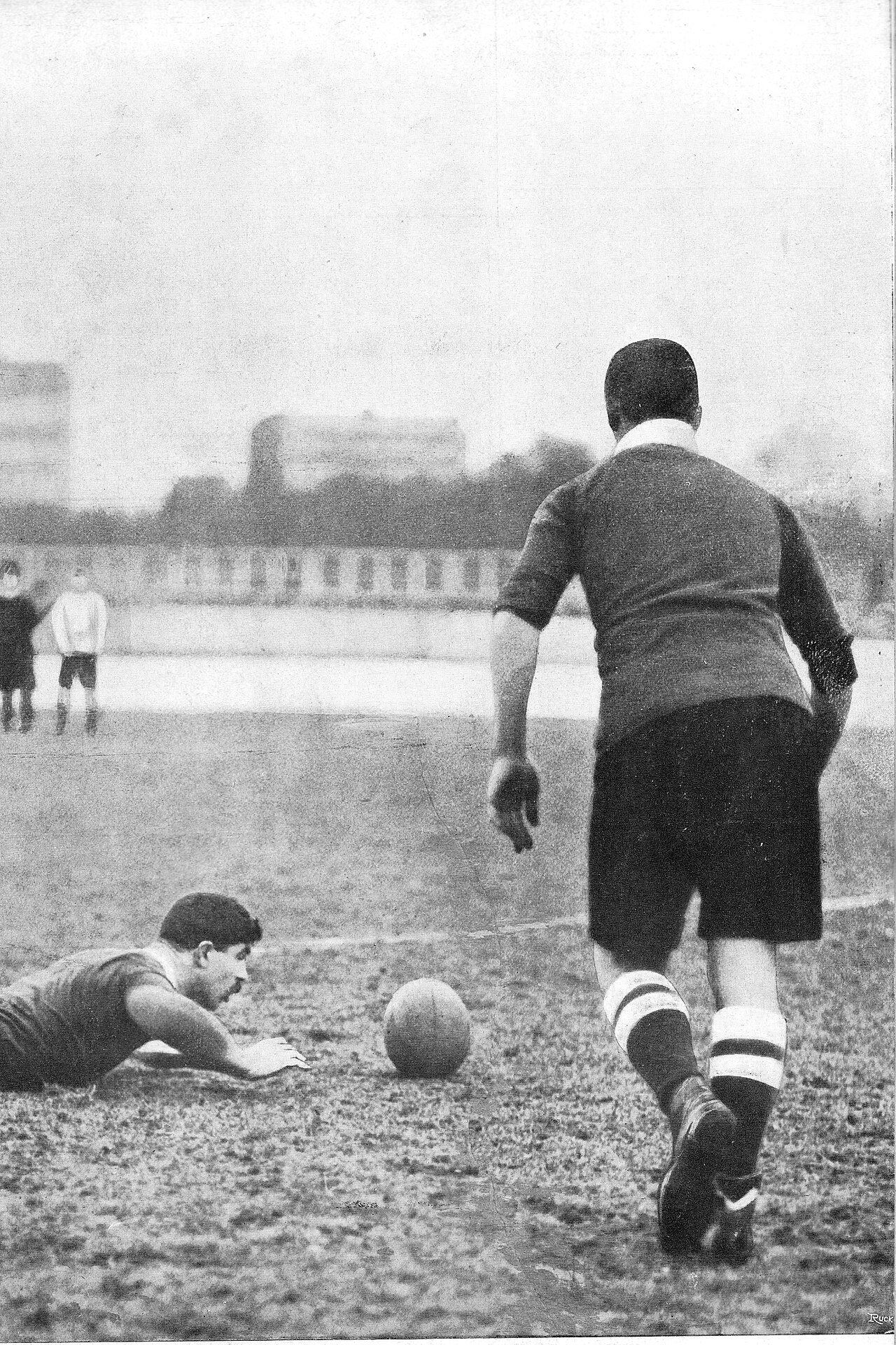 Rugby Morkel kicking in Paris.jpg